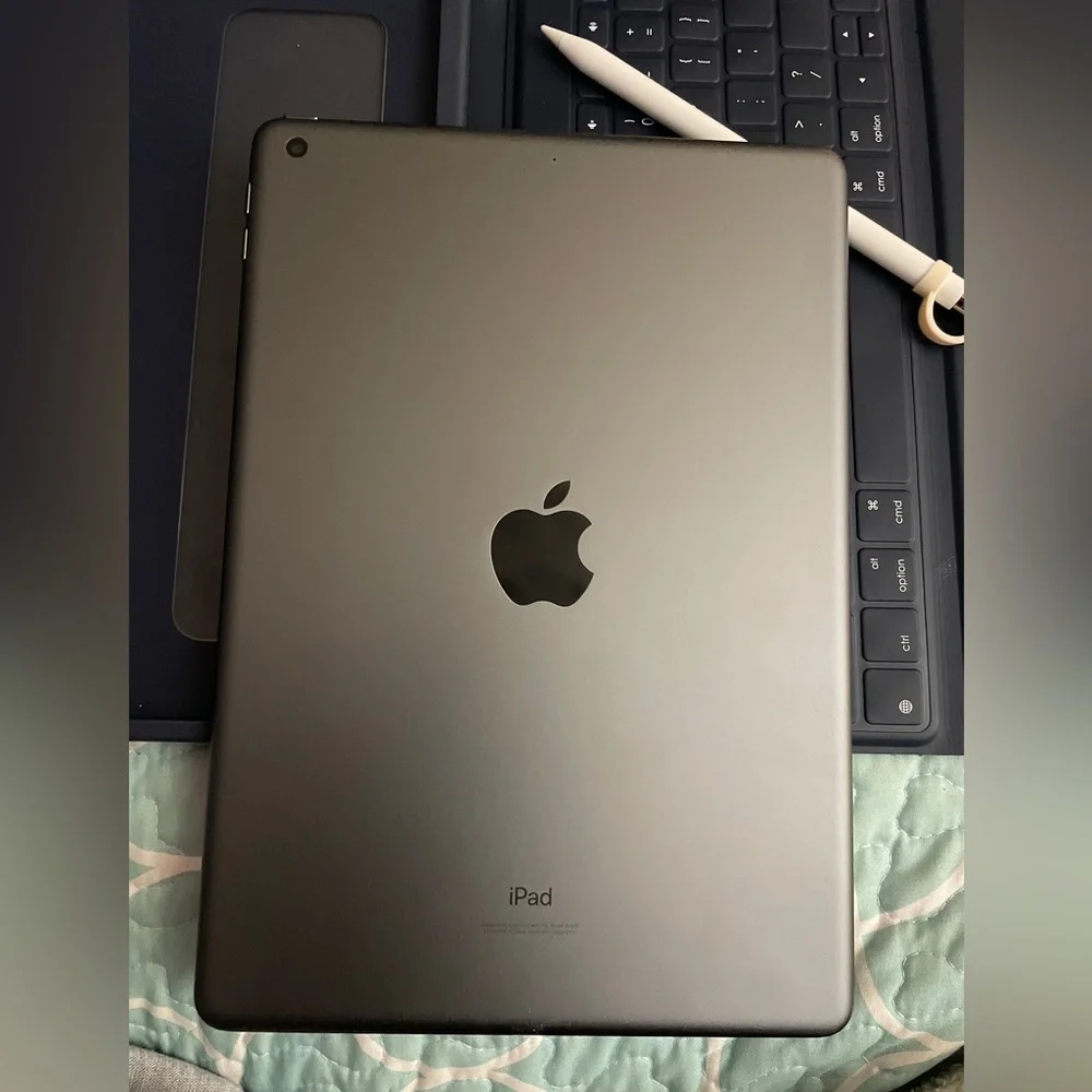 Apple 8th Gen Space Grey IPad w/ Logitech Keyboard Case & 1rst Gen Pencil